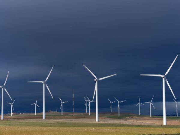 Przegląd energetyki wiatrowej: Korzyści i wyzwania